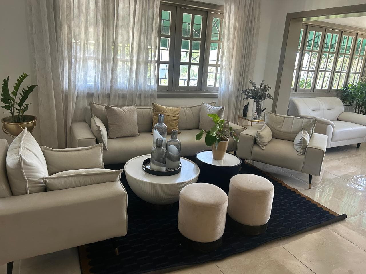 Juego de Sala moderno de 3 plazas con 2 taburetes y mesas